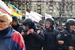 Милиция бросила дымовые шашки в митигующих у Киевсовета 