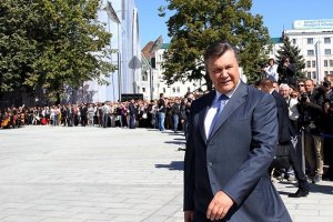 Ради Януковича запорожских рыбаков одели в президентские ветровки