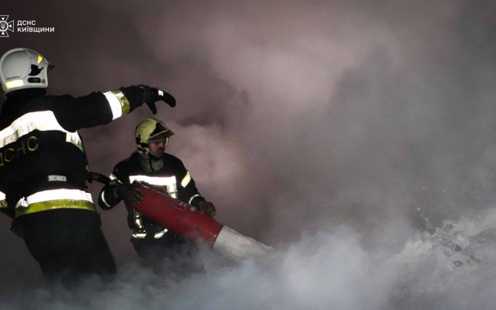 ​У Броварах після атаки виникла пожежа на промисловому підприємстві: погіршився стан якості повітря (оновлено)