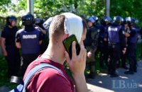 Біля будинку Льовочкіна поліцейський розбив голову журналістові