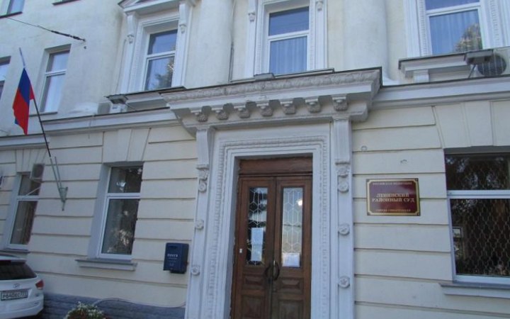 В окупованому Криму суд на 10 діб заарештував відпочивальника за зображення тризуба