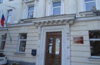 В окупованому Криму суд на 10 діб заарештував відпочивальника за зображення тризуба