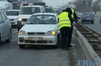 В Киеве кроссовер отправил автомобиль такси в отбойник
