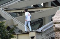 В Кельне протестующий беженец заблокировал движение на оживленном мосту