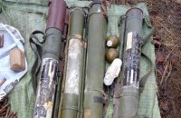 Вблизи линии разграничения на Луганщине нашли тайник с противотанковыми гранатами и боеприпасами