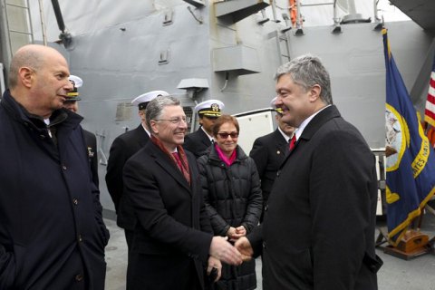 Порошенко и Волкер посетили американский ракетный эсминец в Одессе