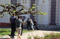 В Одессе задержали пожилую женщину, которая на митинге к 1 мая отбивалась от полицейских палкой