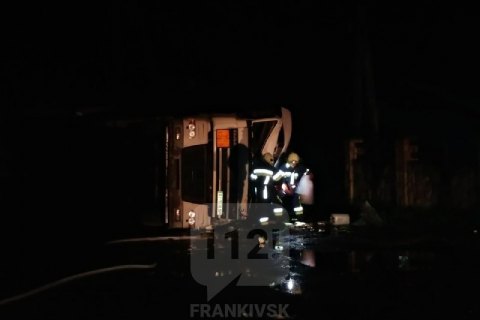 В поселке около Коломыи перевернулся бензовоз с 38 тоннами топлива