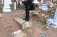 На кладбище в Одесской области трехлетнюю девочку убило могильной плитой