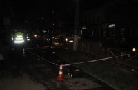 В Хмельницком пьяный пенсионер ударил ножом волонтерку, которая собирала деньги на АТО