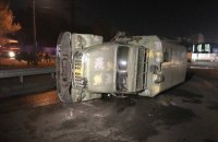 У Києві перекинулася військова вантажівка