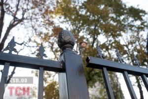 Забор возле Рады укрепляют бетоном