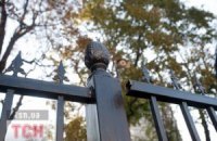 Забор возле Рады укрепляют бетоном