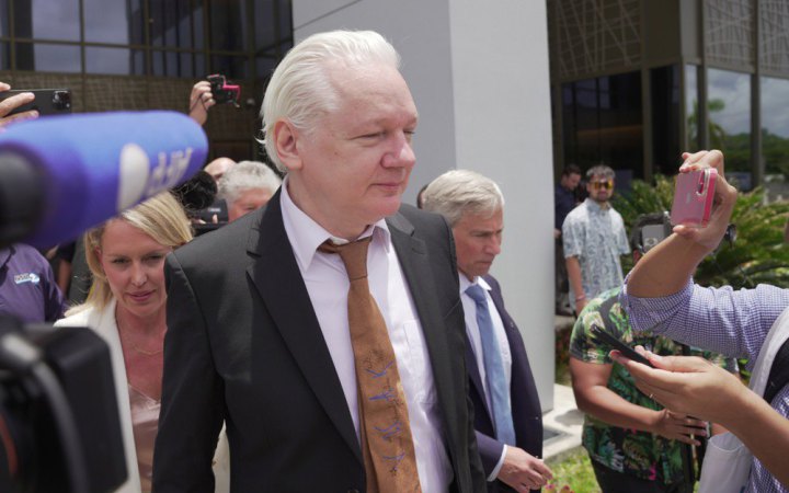 ​Засновника WikiLeaks Ассанжа звільнили в залі суду. Його справу припинено 