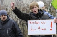 В Киеве активисты требуют оставить в покое Джулиана Ассанжа