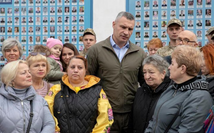 Кличко зустрівся з дружинами і матерями полеглих воїнів