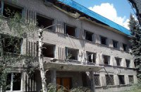 В Донецке разорвавшийся снаряд повредил маршрутку с пассажирами, жертв нет