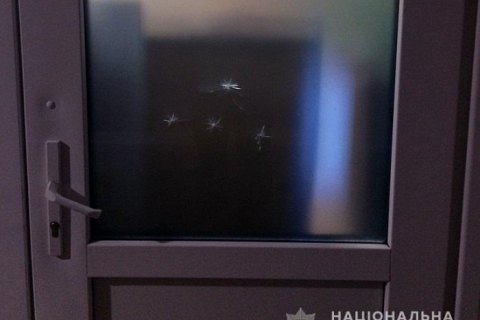 В Киеве мужчина обстрелял из пневмата двери школы