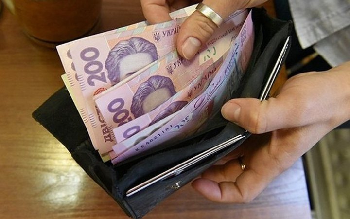 Держстат: Середня зарплата в Україні у березні зросла до 30,4 тисячі гривень