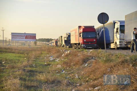 Водитель фуры пытался переехать активистов, блокирующих въезд в Крым