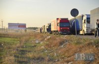 Водитель фуры пытался переехать активистов, блокирующих въезд в Крым