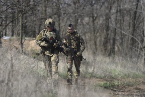 Оккупанты 11 раз обстреляли позиции украинских войск на Донбассе 