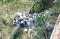 У Харкові вантажівка з піском упала з моста