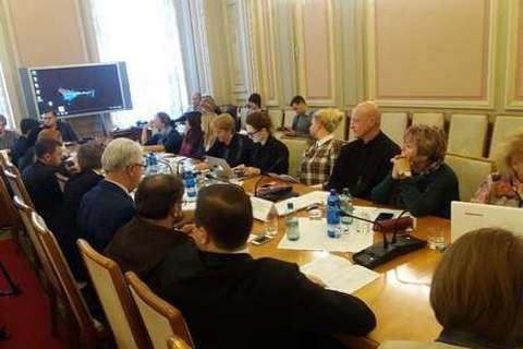 На круглому столі в Раді поговорили про примусову гомосексуалізацію