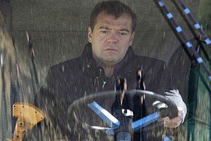 Медведев пообещал крестьянам "тряхнуть" страховщиков