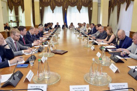 Луценко и Грицак встретились с западными послами для пояснений по делу Бабченко