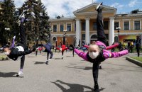 Гимнастки "Школы Дерюгиных" провели тренировку перед Октябрьским дворцом в знак протеста против выселения 