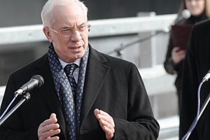 Азаров уехал общаться с избирателями в Николаевской области