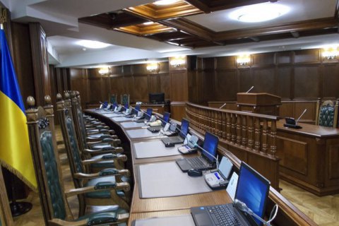 Судьи Конституционного Суда набрали в помощники жен и родственников коллег, - расследование "Схем"