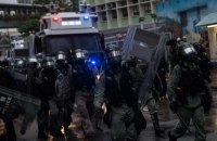 В Гонконге для подавления протестов на улицы впервые вывели водометы