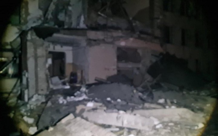 Унаслідок ракетного удару в Слов'янську пошкоджено промислову будівлю і три вантажівки