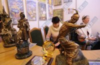 Нардепам улаштували розпродаж антикваріату