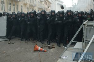 Митингующие под АП оттеснили провокаторов от "Беркута"