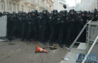 Митингующие под АП оттеснили провокаторов от "Беркута"