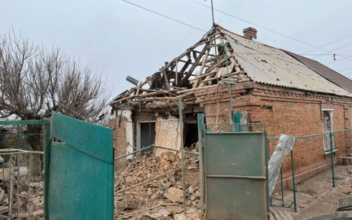 Росія знову вдарила по Нікополю, пошкоджено багатоповерхівки та приватні будівлі