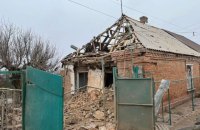 Росія знову вдарила по Нікополю, пошкоджено багатоповерхівки та приватні будівлі