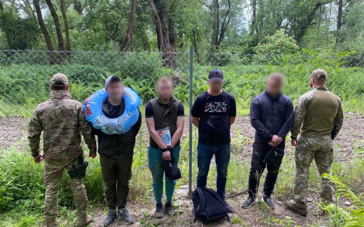 ​$16 000 за два надувні круги: біля річки Тиса затримали чотирьох чоловіків-нелегалів