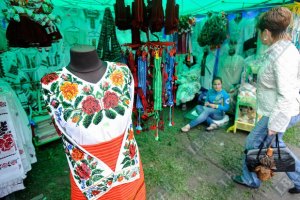 В Киеве вышили карту мира
