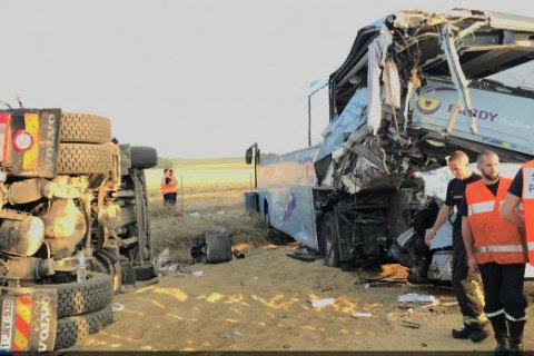 Автобус с детьми попал в аварию во Франции