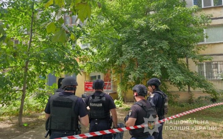 В Одесі поліцейські затримали чоловіка, який зачинився в перукарні з людьми, його передадуть медикам