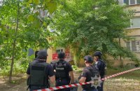В Одесі поліцейські затримали чоловіка, який зачинився в перукарні з людьми, його передадуть медикам