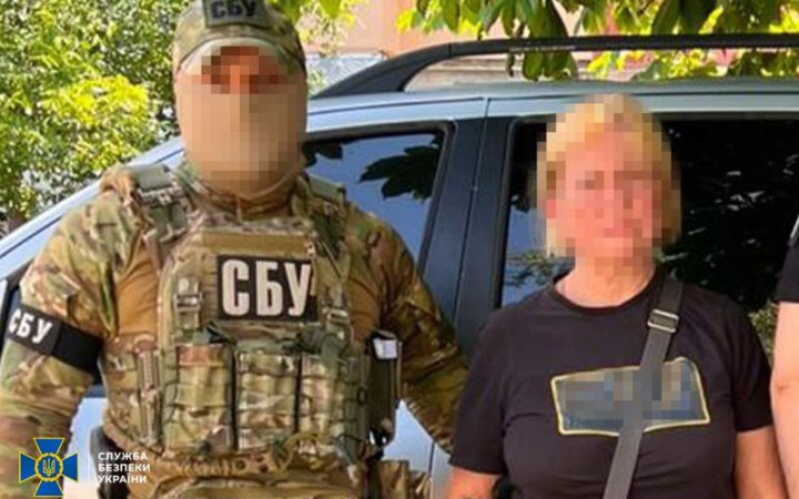 СБУ затримали підозрювану колаборантку, яка вихваляла фейковий “референдум” під час окупації Херсона