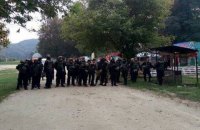 Полиция нашла 50 одетых в униформу людей Семенченко в пригороде Львова (обновлено)