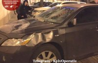 В Киеве прохожий изувечил припаркованный на тротуаре автомобиль