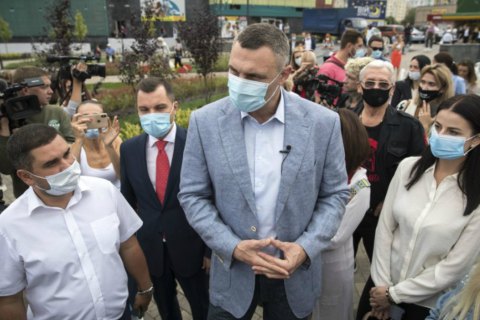 Кличко відкрив на київській Оболоні сквер з фонтаном 