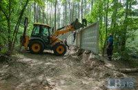 Комунальники почали демонтаж паркану на будівництві ЖК в Пущі-Водиці (додано фото)